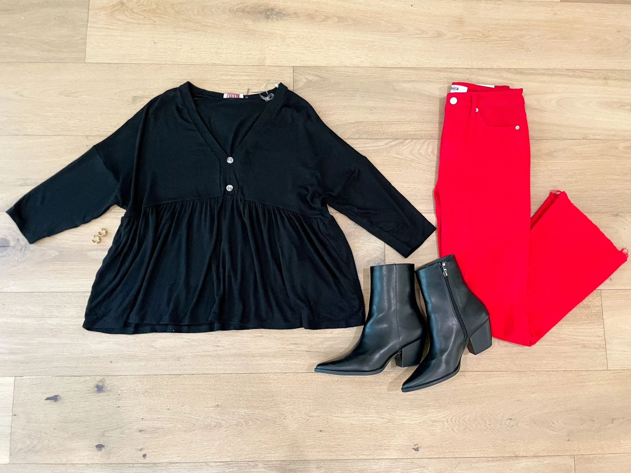 *BELLES & DOORBUSTER* Caprock Peplum Top in Black