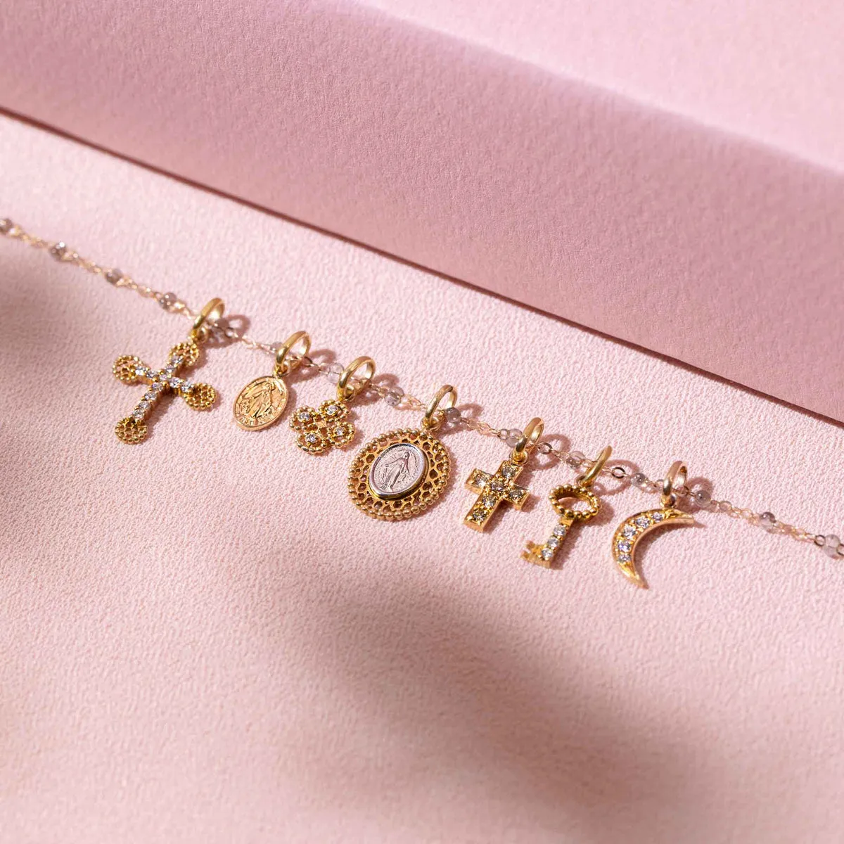 Madone Pendant in Gold